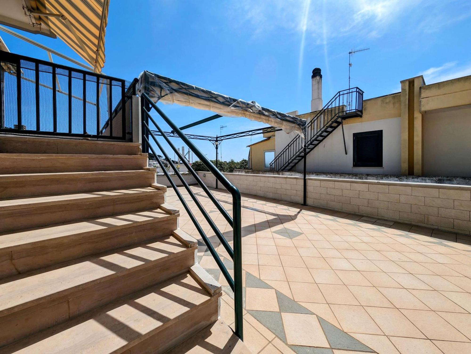 Oikia Vacanze S Cesarea Casa Rosa Su سانتا سيزاريا تيرمي المظهر الخارجي الصورة