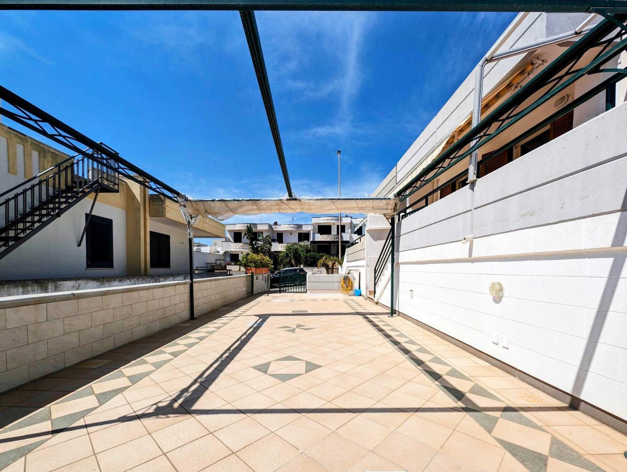 Oikia Vacanze S Cesarea Casa Rosa Su سانتا سيزاريا تيرمي المظهر الخارجي الصورة