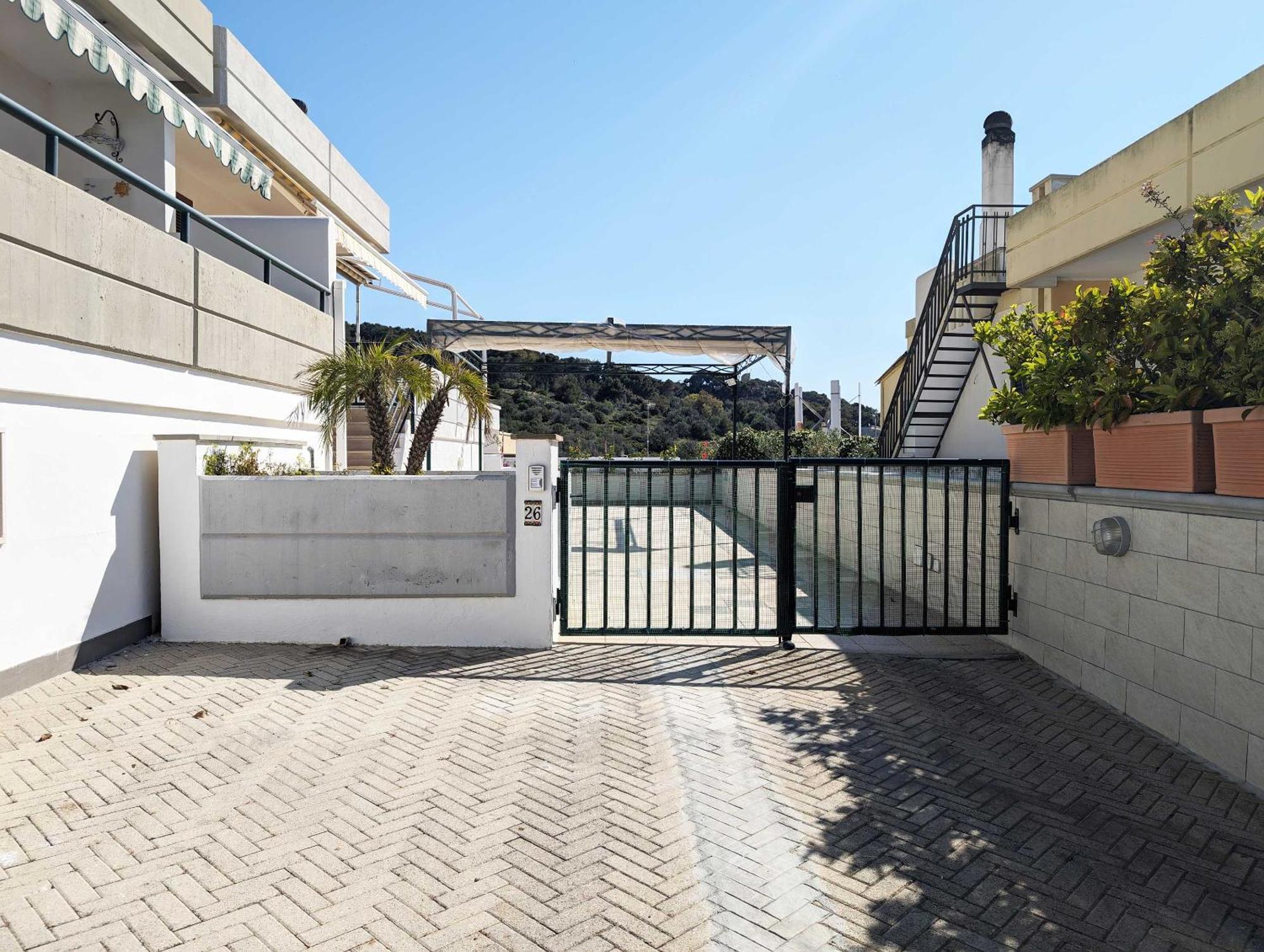 Oikia Vacanze S Cesarea Casa Rosa Su سانتا سيزاريا تيرمي المظهر الخارجي الصورة